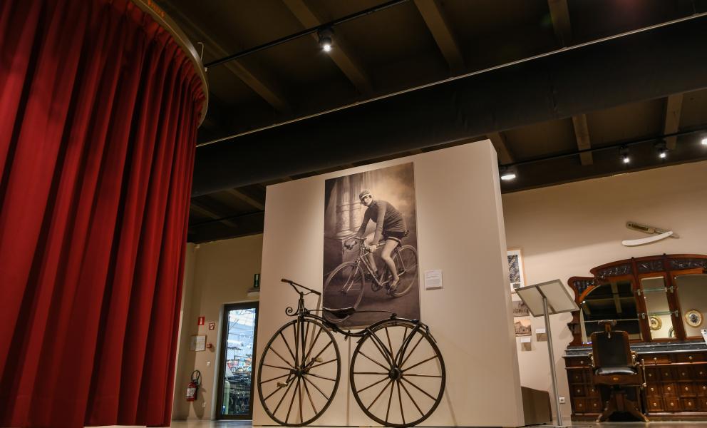 Interieurfoto van het museum, vaste opstelling, fiets.