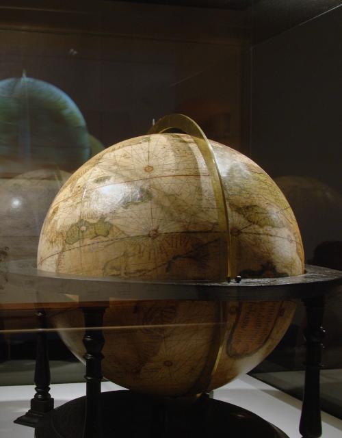 Aardglobe van Mercator onder een stolp in het museum